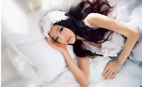 白色吊带衫性感美女壁纸桌面
